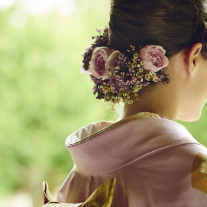 和装スタイルでは生花のヘッドパーツも映える|ザ・ガーデンオリエンタル・大阪の写真(797188)