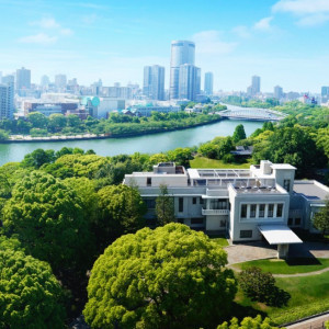 広大な4000坪の敷地内には、鮮やかな緑と賓客を迎えるクラシカルな迎賓館が佇む|ザ・ガーデンオリエンタル・大阪の写真(2980175)
