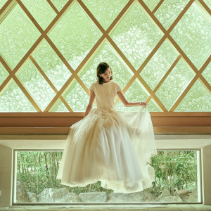美しい光がドレス姿の新婦を照らし出す|ザ・ガーデンオリエンタル・大阪の写真(8070845)