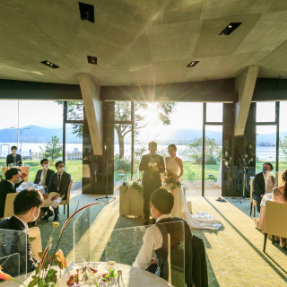 解放感溢れるガーデンや琵琶湖の美しい眺望が披露宴会場の目の前に広がります