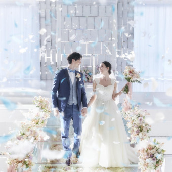 光を受けてきらめく空間は写真映えも抜群で、挙式の一瞬一瞬を印象的に残します。