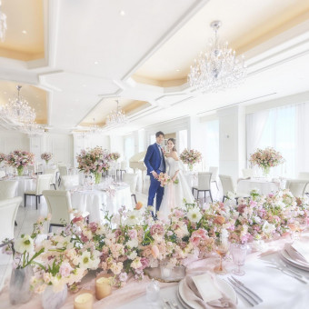 【アンジェリオン】白を基調としたヨーロピアンテイストで統一された上質感あふれるパーティ会場