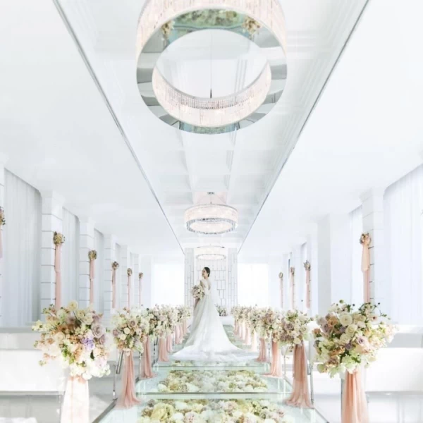 お花を浮かべたような美しいフラワーバージンロードが人気のチャペル