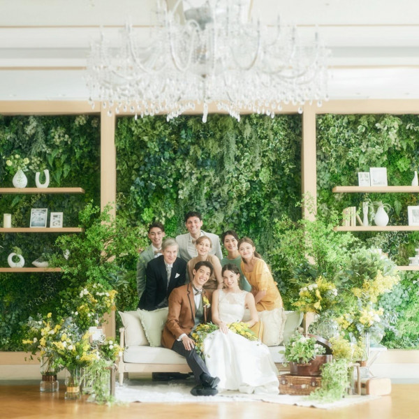 緑に包まれたパーティ会場でゲストとのふれあいのひとときを