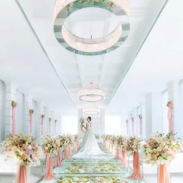 お花を浮かべたような美しいフラワーバージンロードが人気のチャペル