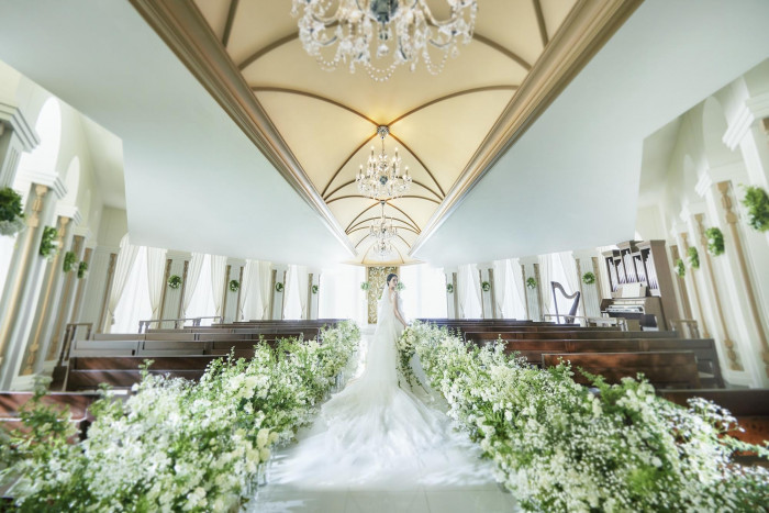 【アンジェリオン】クリスタルシャンデリアと木の温かみが調和したラグジュアリーな挙式空間