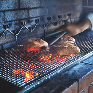 目の前で焼かれるお肉に、見た目もにおいも、五感でおいしさを感じます|Flairge 桜坂（フレアージュ桜坂）の写真(19201764)