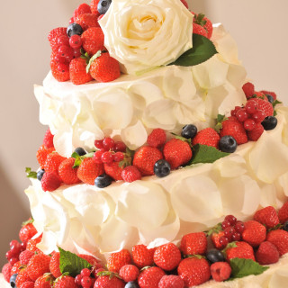 彩り鮮やかなケーキは「おふたりらしさ」が現れるウェディングアイテムのひとつ。