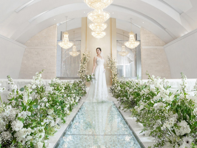 クリスタルの輝きと和洋の趣、多彩な魅力でどんなふたりにも似合う場所