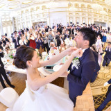 ケーキの大きさは愛情の大きさ!新婦からのファーストバイトは特大のスプーンで♡