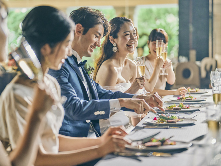 広々とした会場ではお席の間隔も広々！少人数も気軽に相談して！