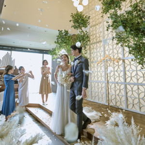 ゲストに見守られながら退場するフラワーシャワーシーン|キャトルセゾン浜松の写真(54007618)