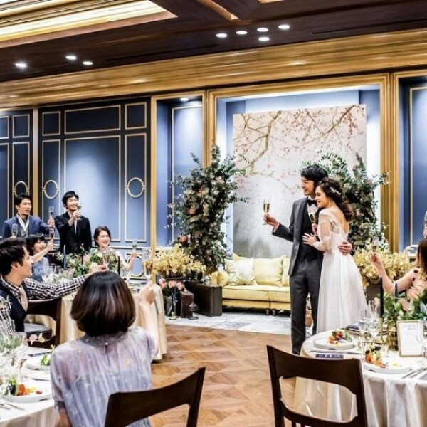 ネイビーの壁が特徴的な披露宴会場