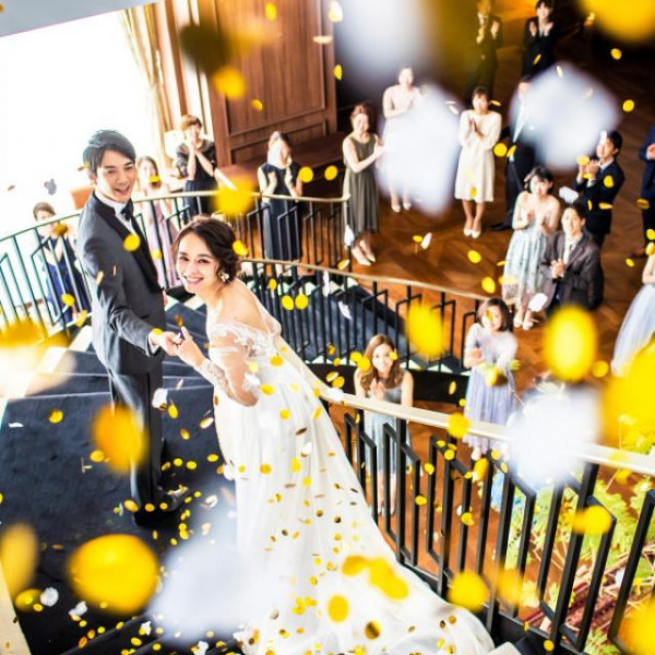 大階段で入場シーンを