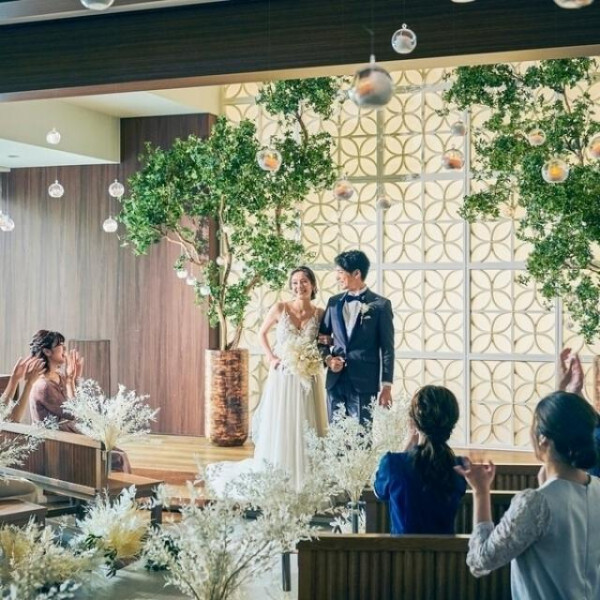 ゲストに囲まれたセレモニー