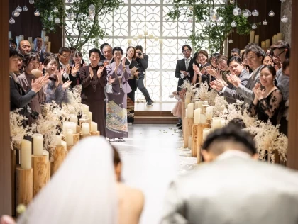 おふたりの想いをカタチに
ゲストと一体で楽しむ
おもてなしウェディングがここに