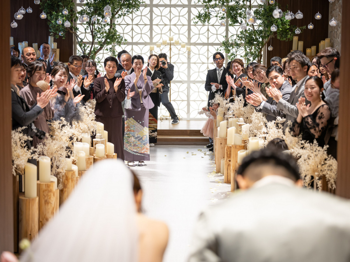 おふたりの想いをカタチに
ゲストと一体で楽しむ
おもてなしウェディングがここに