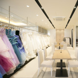 【ドレスサロン】館内にドレスサロンを併設。ふたりの衣裳はもちろんのこと、親御様衣装のレンタルも行っています。