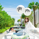 クラシックオープンカーとバルーンで、大人かわいいふたりの写真を!