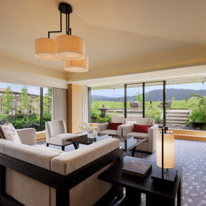 Suite Tsukimi - Living Room to balcony 2|ザ・リッツ・カールトン京都の写真(53833065)
