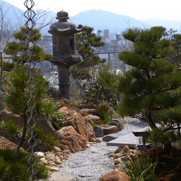 お部屋の庭園から東山を望む 和の空間|ザ・リッツ・カールトン京都の写真(790342)