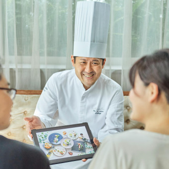 おふたりだけのオリジナルコースを料理長と打ち合わせ