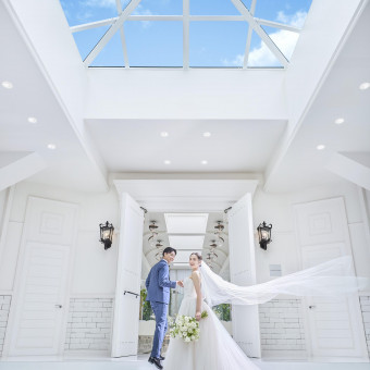 柔らかな自然光と水のせせらぎを感じる、緑豊かなチャペルで美しい誓いを