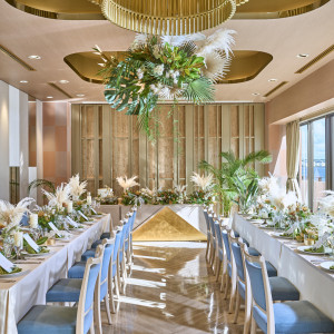 華やかなパーティにふさわしい披露宴会場では、真っ青な海の大パノラマがテラスから広がります。披露宴会場は最大76名様までご案内可能です。|ヴォヤージュ ドゥ ルミエール北谷リゾートの写真(23612494)