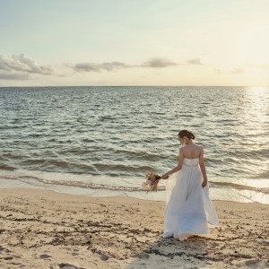 ★☆沖縄本島・中部のビーチでフォトウェディング☆★沖縄の海がお2人の想い出の場所に変わる。白いドレスは海の青と相性ぴったり。特別な想い出がよみがえる素敵な一枚に♥|ヴォヤージュ ドゥ ルミエール北谷リゾートの写真(23612491)