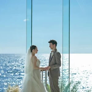 チャペル「ヴォヤージュ・ドゥ・ルミエール」は「光の船出」を意味し、豪華客船をイメージしてデザイン。お二人の新たな船出をお祝いいたします。|ヴォヤージュ ドゥ ルミエール北谷リゾートの写真(35708703)