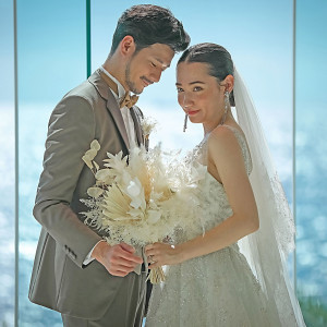 沖縄の砂浜をイメージした「サンドベージュ」を基調にしたチャペルは純白の花嫁姿を輝かせてくれます。サンセットタイムには、より幻想的な空間がおふたりを包みます。|ヴォヤージュ ドゥ ルミエール北谷リゾートの写真(35708465)