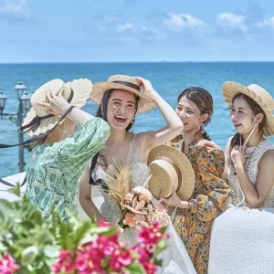 アフターセレモニーの後はゲスト一緒に写真撮影♪チャペルでの神聖な儀式から一変、おふたりとゲストの笑い声であふれる大階段！海を一望するロケーションで記念の一枚を♡|ヴォヤージュ ドゥ ルミエール北谷リゾートの写真(23612482)