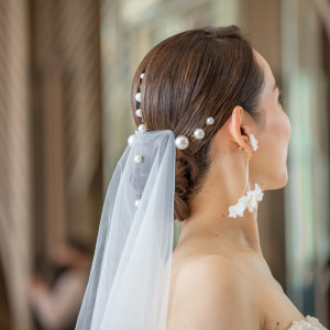 挙式はアップスタイルでフォーマルに。花嫁様、ウェディングドレスのイメージに合わせたヘアスタイルをご提案いたします。|ヴォヤージュ ドゥ ルミエール北谷リゾートの写真(22363170)