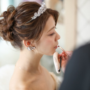 結婚式という特別な1日だからこそ身に着けられる花嫁の王道『ティアラ』♡お姫様のような可愛さと品格を兼ね備えるティアラはどんなヘアスタイルにもぴったりです♪|ヴォヤージュ ドゥ ルミエール北谷リゾートの写真(22362534)