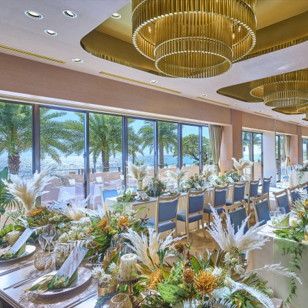 海が見える披露宴会場♪壁に鏡を設け多方面から海を楽しめます！サンセットタイムにはより幻想的な空間が披露宴会場を包み込みます。