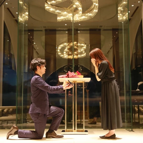 海が一望出来るリゾートチャペルで、おふたりの記念に残る感動の瞬間をご演出いたします。バラの花束付き♪