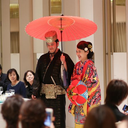 お色直しは沖縄の伝統衣裳「琉装」も人気。当館直営ドレスサロン「光貴ファンタジスタ 那覇サロン」にはウェディングドレスを始め、特別な日にふさわしい衣裳をご用意しております。|ヴォヤージュ ドゥ ルミエール北谷リゾートの写真(4254559)