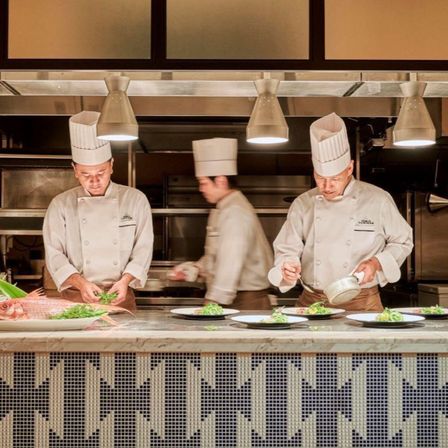 パーティー会場のすぐ手前にはオープンキッチン！！挙式後には館内に食欲をそそる香りが広がりお食事への期待を高めます。パーティーが始まるころにはキッチンに料理が並んでいます♡|ヴォヤージュ ドゥ ルミエール北谷リゾートの写真(62204327)