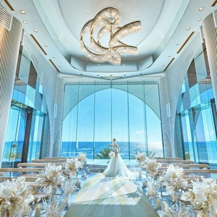 ―☆純白の花嫁が主役となる、ゴールド基調のデザイナーズチャペル☆―＊*チャペルの先に広がるのは一面の青い海。光に包まれた空間で誓う永遠の愛*＊ここでしか叶えられない空間。|ヴォヤージュ ドゥ ルミエール北谷リゾートの写真(59215353)