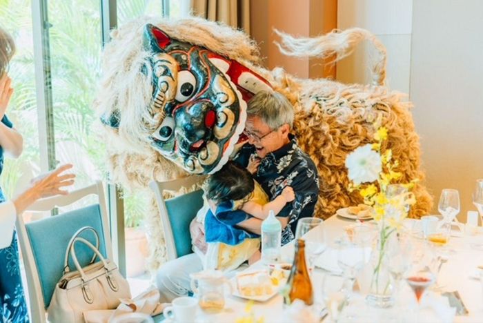 獅子が人に取りついたー!!大盛り上り♪健康や安全を守ってくれる縁起の良い伝統です。