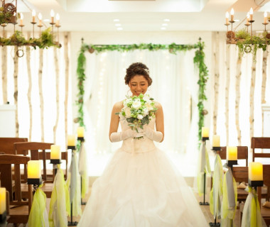 白樺の原木が配されたあたたかみのあるPartyWedding自慢のウェディングチャペル