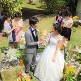 心地よい風が吹き抜け、ふたりもゲストも自然とリラックスした笑顔に。都内にいながら海外リゾートを感じられる開放的なウエディングパーティを。