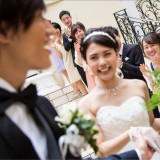 ゲストからの祝福の拍手と笑顔に包まれる