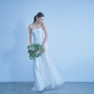 先輩花嫁からも人気のNOVARESEのドレスで、自分らしい装いに自信と美しさを宿して