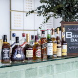オシャレなバーカウンター。大好きなお酒を並べてのパーティー☆ご新郎様にシェイカーを振ってもらうのもありかも・・・♪