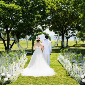 緑に包まれたテラスで海外映画のようなガーデン挙式を！おふたりだけでなく、ゲストの心にも残る素敵なセレモニーを。【みなとみらい sea＆terrace ～DANZERO～】|みなとみらい sea＆terrace ～DANZERO～の写真(1568407)