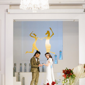 やわらかな陽光の差し込む、白を基調としたチャペル。ステージを使った人前式が人気【みなとみらい sea＆terrace ～DANZERO～】|みなとみらい sea＆terrace ～DANZERO～の写真(55484114)