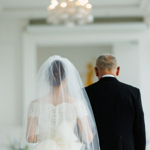 お父様の歩く全長25mの圧巻のバージンロードは、今までの人生を振り返る時間に十分。一歩一歩ゆっくりと親子の時間を。|みなとみらい sea＆terrace ～DANZERO～の写真(55483551)