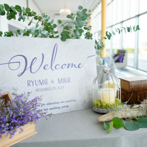 おしゃれなアイテムでホームパーティーのような空間を。手作りのアイテムを自由に飾ってウエディングの一日を贅沢に楽しもう。|みなとみらい sea＆terrace ～DANZERO～の写真(3254108)