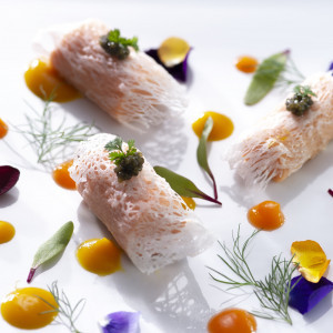 最初に提供される前菜にお花を添えて
カラフルに☆|みなとみらい sea＆terrace ～DANZERO～の写真(2695618)